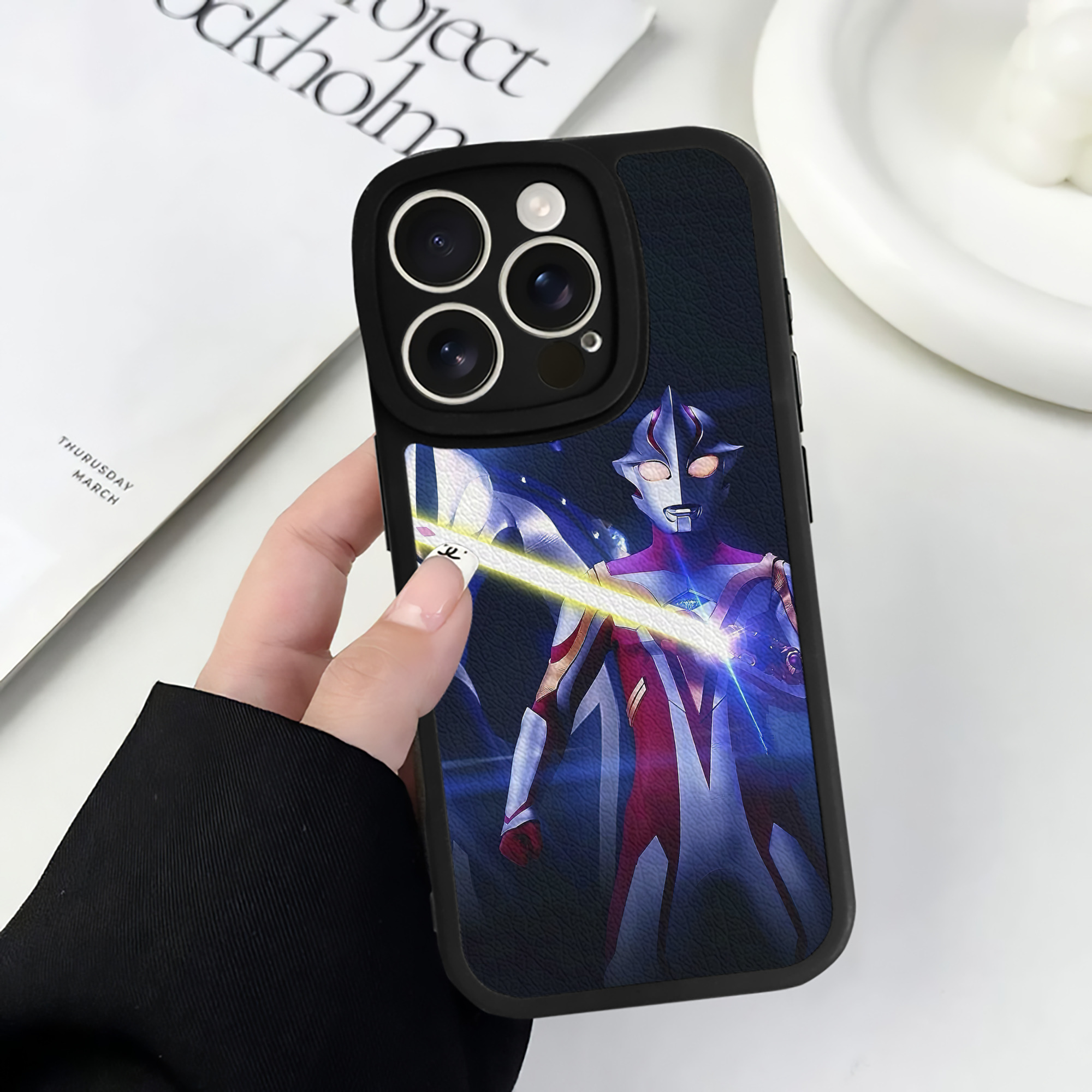 （画像用） ウルトラマン Ultraman 【iPhone 16シリーズ対応】シリコンスマホケース（レザー調） 材質：シリコン
